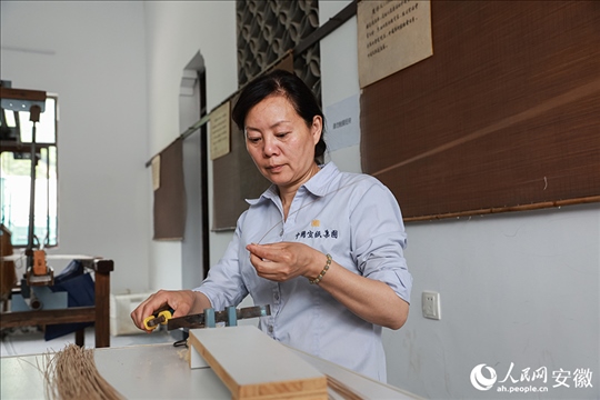 撈紙需要兩位師傅默契配合。人民網(wǎng)記者 張俊攝