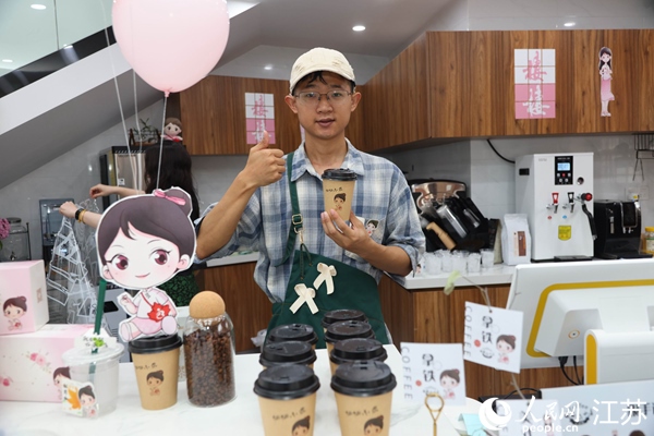 謝雨橋展示制作好的咖啡。人民網(wǎng)記者 馬曉波攝