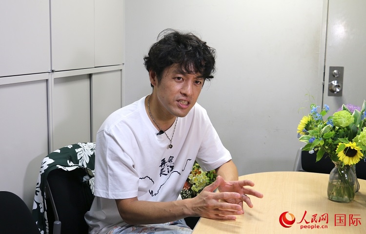 竹內(nèi)亮接受人民網(wǎng)專訪。人民網(wǎng) 許可攝