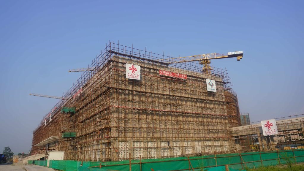 這是2023年5月23日在剛果（金）首都金沙薩拍攝的由中國援建的中部非洲文化藝術中心項目施工現(xiàn)場。