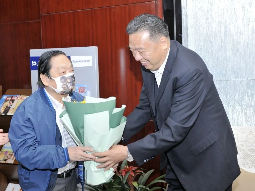 ▲青海省政協(xié)副主席、青海省林草局黨組書記、局長、祁連山國家公園青海省管理局局長李曉南在機場迎接韓美林