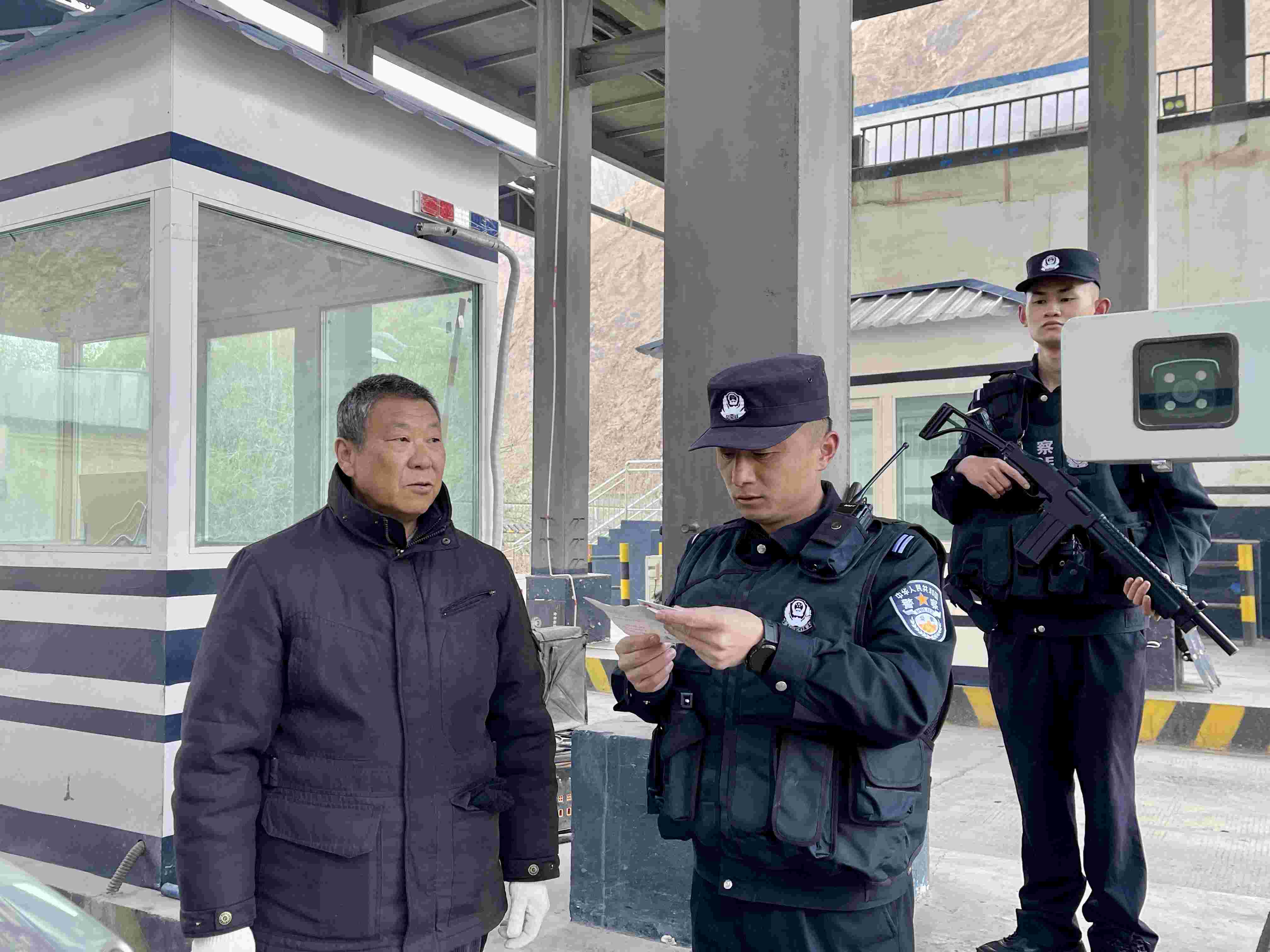 在庫地邊境檢查站，陳暢核對進(jìn)出邊境管理區(qū)人員信息。人民網(wǎng) 周靜圓攝