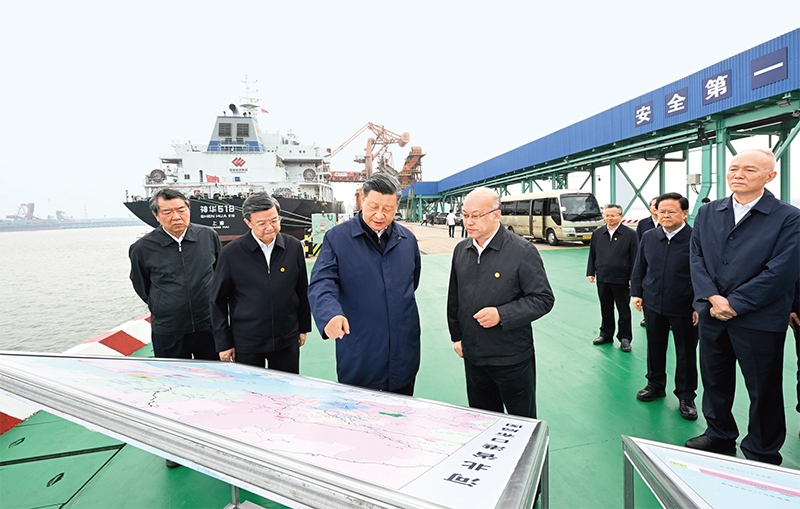 2023年5月11日至12日，中共中央總書記、國家主席、中央軍委主席習(xí)近平在河北考察，并主持召開深入推進(jìn)京津冀協(xié)同發(fā)展座談會。這是11日下午，習(xí)近平在滄州市黃驊港煤炭港區(qū)碼頭考察。 新華社記者 李學(xué)仁/攝