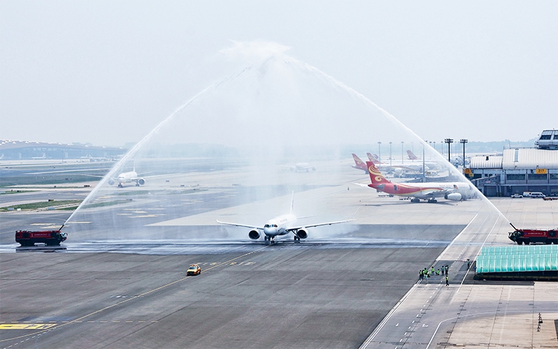 2023年5月28日，國(guó)產(chǎn)大型客機(jī)C919圓滿完成首次商業(yè)飛行，開(kāi)啟市場(chǎng)化運(yùn)營(yíng)、產(chǎn)業(yè)化發(fā)展新征程。圖為北京首都國(guó)際機(jī)場(chǎng)以水門禮迎接C919首個(gè)商業(yè)航班東航MU9191。 新華社發(fā) 魏萌/攝