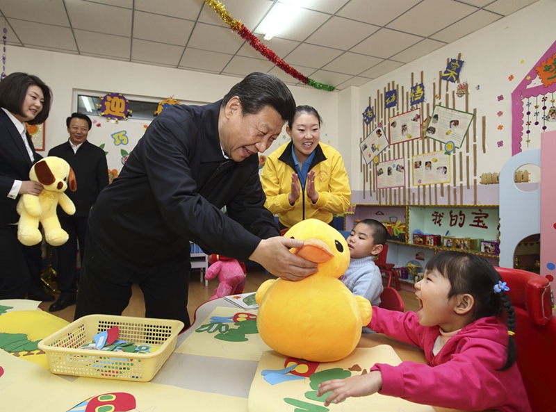 2014年1月28日，習(xí)近平總書記來到內(nèi)蒙古自治區(qū)呼和浩特市兒童福利院看望孩子們并贈送新春禮物。