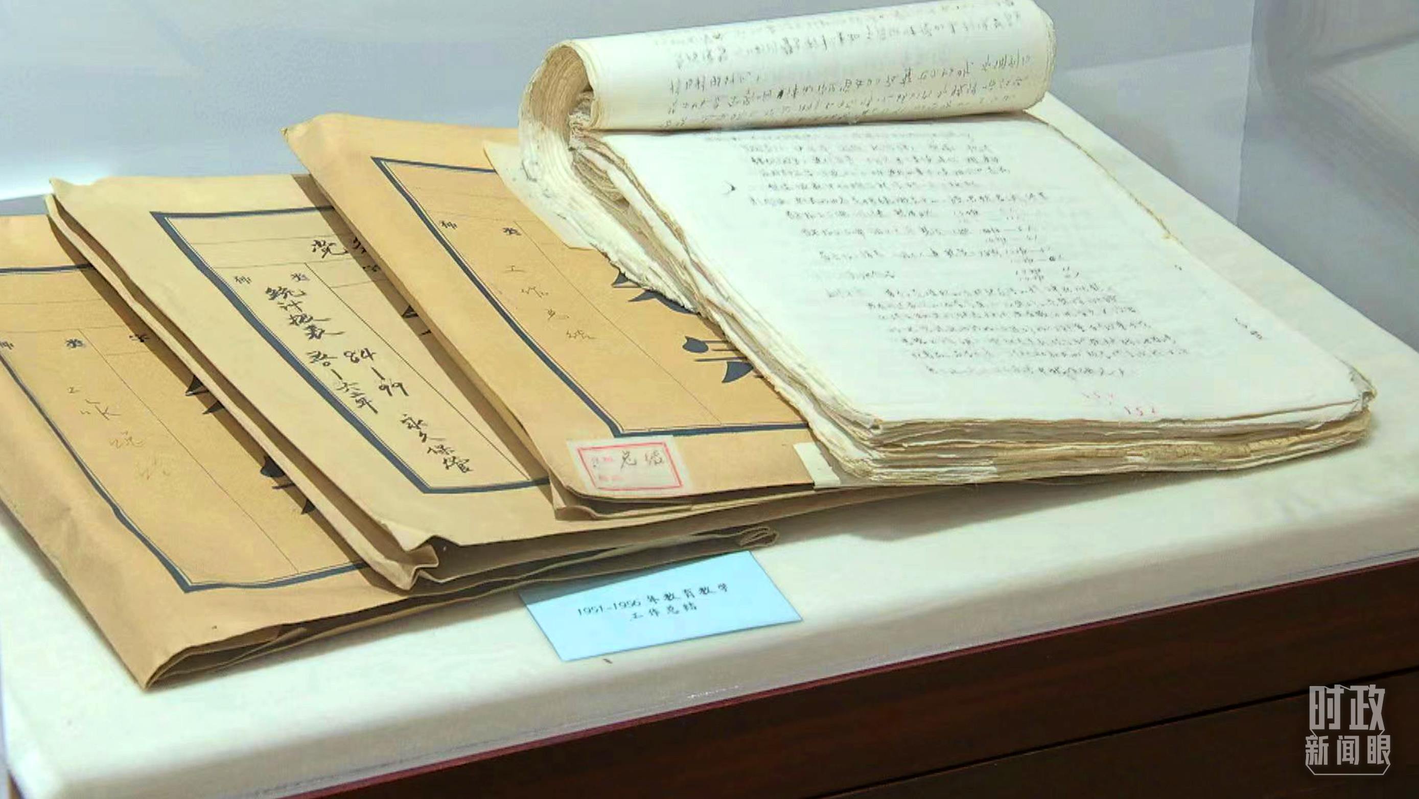 △校史館內(nèi)的教育教學(xué)工作總結(jié)展陳。（總臺央視記者金雨秋拍攝）