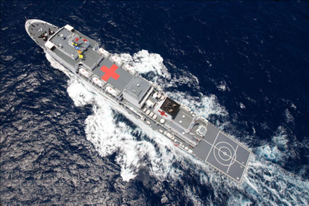 航行在大洋上的中國海軍“和平方舟”號醫(yī)院船。新華社記者 琚振華 攝