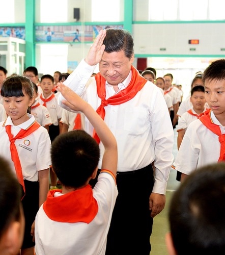 2014年5月30日，習(xí)近平總書(shū)記來(lái)到北京市海淀區(qū)民族小學(xué)，參加慶?！傲弧眹?guó)際兒童節(jié)活動(dòng)。新華社記者 李濤 攝