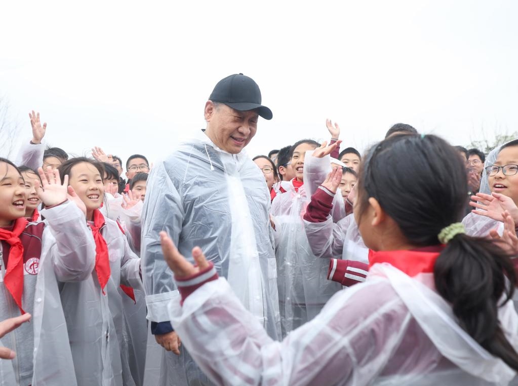 2023年4月4日，黨和國(guó)家領(lǐng)導(dǎo)人參加首都義務(wù)植樹(shù)活動(dòng)。這是植樹(shù)后，習(xí)近平總書(shū)記同在場(chǎng)的中小學(xué)生親切交談。新華社記者 鞠鵬 攝