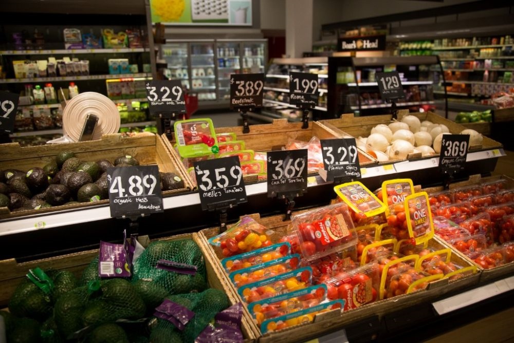 這是2月14日在美國(guó)紐約市布魯克林一家食品雜貨店拍攝的商品價(jià)簽。新華社發(fā)（郭克攝）