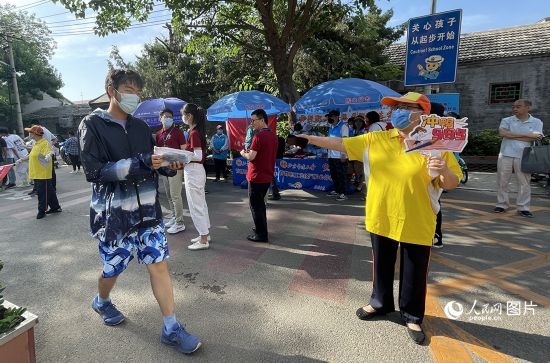 6月7日早8點，北京市第五中學門口考生正在按規(guī)定進入考場。人民網(wǎng)記者 池夢蕊攝