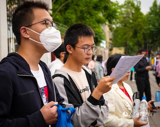 6月7日，在昆明市第五中學考場外，考生正利用最后時間復(fù)習備考。人民網(wǎng) 曾智慧攝
