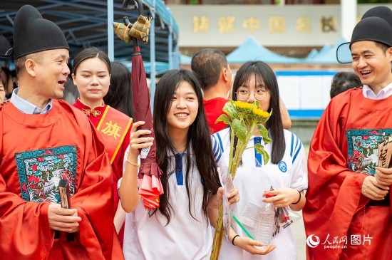 6月7日上午，在南寧市天桃實驗學校翠竹校區(qū)，老師們在為考生們加油鼓勁！人民網(wǎng)記者 嚴立政攝