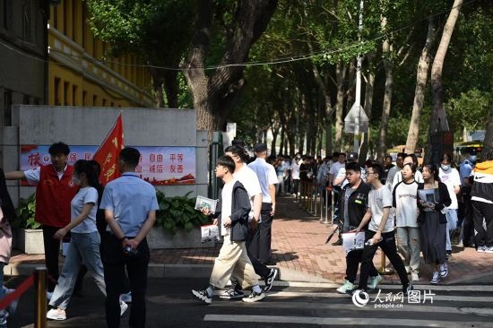 6月7日，在黑龍江省哈爾濱市第三中學高考考點，考生們有序進入考場。人民網(wǎng)記者 蘇靖剛攝
