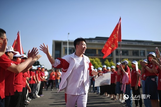 6月7日，在北京市人大附中通州校區(qū)考點，考生與送考老師擊掌加油。人民網(wǎng)記者 翁奇羽攝