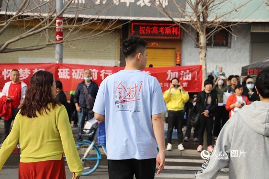 6月7日早8點，甘肅省蘭州市外國語高級中學考點，考生按規(guī)定進入考場。人民網(wǎng)記者 黃帆攝