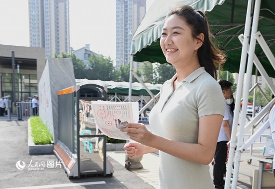 6月7日高考第一天，早上8點，一名考生充滿自信地步入鄭州市十一中考點。人民網(wǎng)記者 王玉興攝