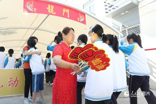 6月7日一早，雄安新區(qū)安新中學老師在給同學們加油鼓勁兒。人民網(wǎng) 李兆民攝