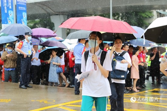 6月7日，海南華僑中學（高中部）考點，學子冒雨奔赴考場。人民網(wǎng)記者 孟凡盛攝
