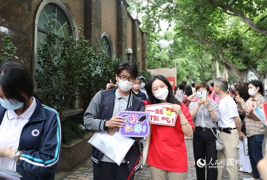 6月7日一大早，上海向明中學考場外，來自上海市盧灣高級中學的考生正在依次進場。人民網(wǎng)記者 龔莎攝