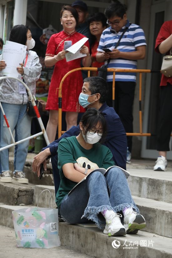 6月7日，沈陽市第一中學，學子靠在父親身邊做最后的沖刺。人民網(wǎng) 周頌雪攝