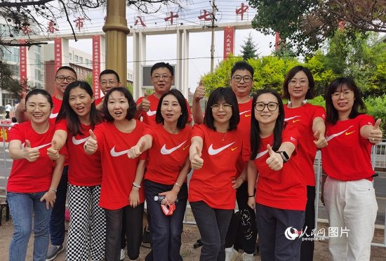 6月7日一早，陽光明媚，天氣涼爽，在長春市第八十七中學，考生們正陸續(xù)進入考場。親友團為參加高考的學子們加油鼓勁。人民網(wǎng)記者 王帝元攝