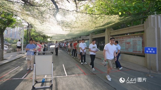 6月7日，烏魯木齊市第七十中學門口，考生們有序進入考場。人民網(wǎng) 李欣洋攝