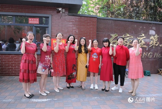 6月7日，在石家莊第二十七中學考點，家長身著旗袍，為高考的孩子們加油助威！紅紅火火、旗開得勝！人民網(wǎng)記者 周博攝