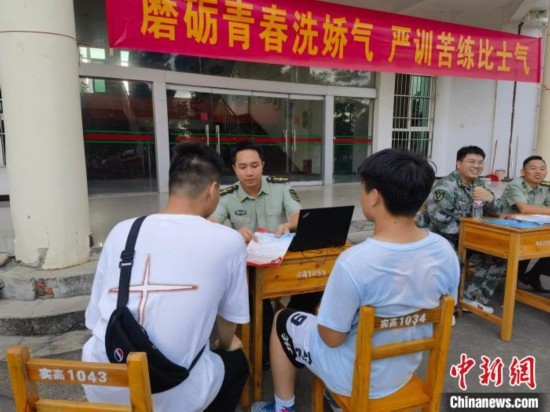 專武干部在講解相關(guān)政策。韋碩 攝