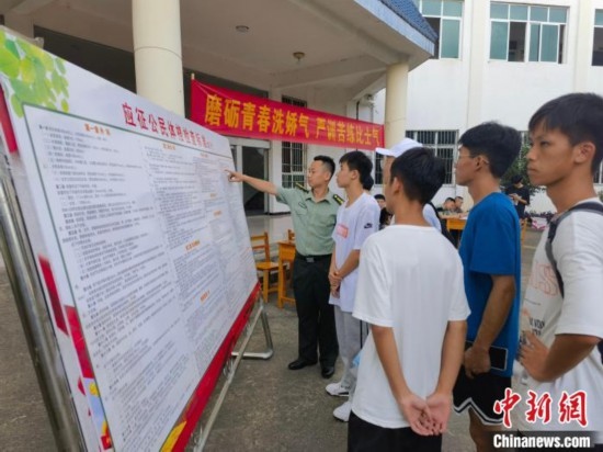 專武干部在講解應(yīng)征體檢標(biāo)準(zhǔn)。韋碩 攝