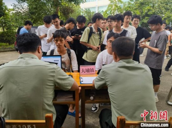 專武干部在發(fā)放兵役登記證。韋碩 攝
