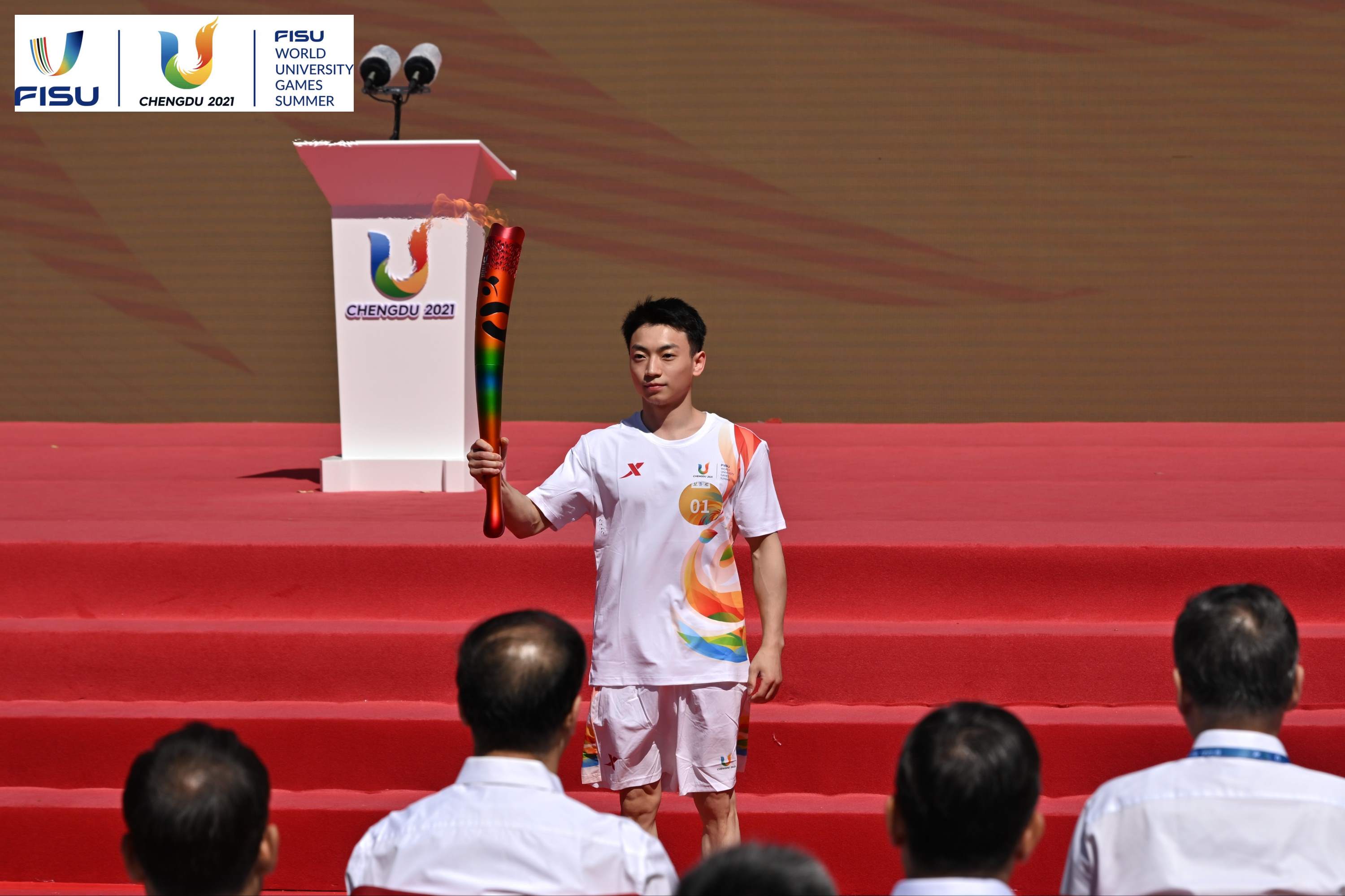 成都大運(yùn)會(huì)火炬手、奧運(yùn)冠軍鄒敬園高舉火炬。 圖片來(lái)源：成都大運(yùn)會(huì)執(zhí)委會(huì)供圖