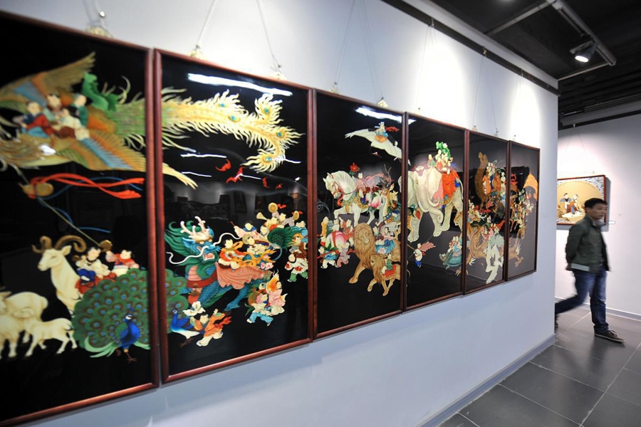 參觀者在唐都漆藝博物館參觀展出的漆器。新華社記者 詹彥 攝