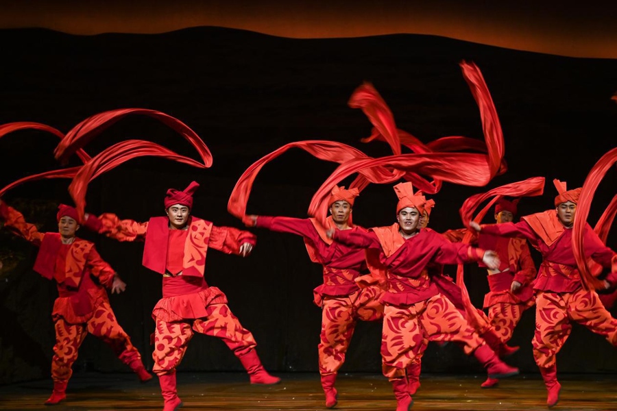在首屆中國(guó)非物質(zhì)文化遺產(chǎn)保護(hù)年會(huì)展演活動(dòng)上拍攝的陜北秧歌劇《米脂婆姨綏德漢》演出現(xiàn)場(chǎng)。新華社記者 鄒競(jìng)一 攝