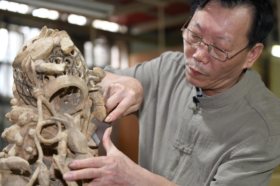 國(guó)家級(jí)非遺項(xiàng)目潮州木雕省級(jí)傳承人金子松在雕刻中。新華社記者 盧漢欣 攝