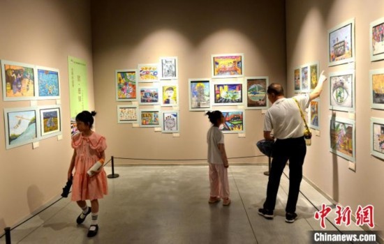 圖為家長帶著孩子參觀展覽。呂明 攝
