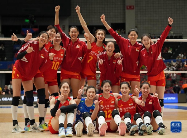 6月3日，中國隊(duì)球員在比賽后慶祝勝利。當(dāng)日，在日本名古屋舉行的2023世界女排聯(lián)賽分站賽中，中國隊(duì)以3比1戰(zhàn)勝荷蘭隊(duì)。新華社記者 張笑宇 攝