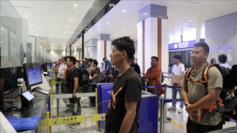 6月13日，乘坐中老鐵路國際旅客列車的旅客在磨憨邊檢大廳排隊候檢。李揚 攝