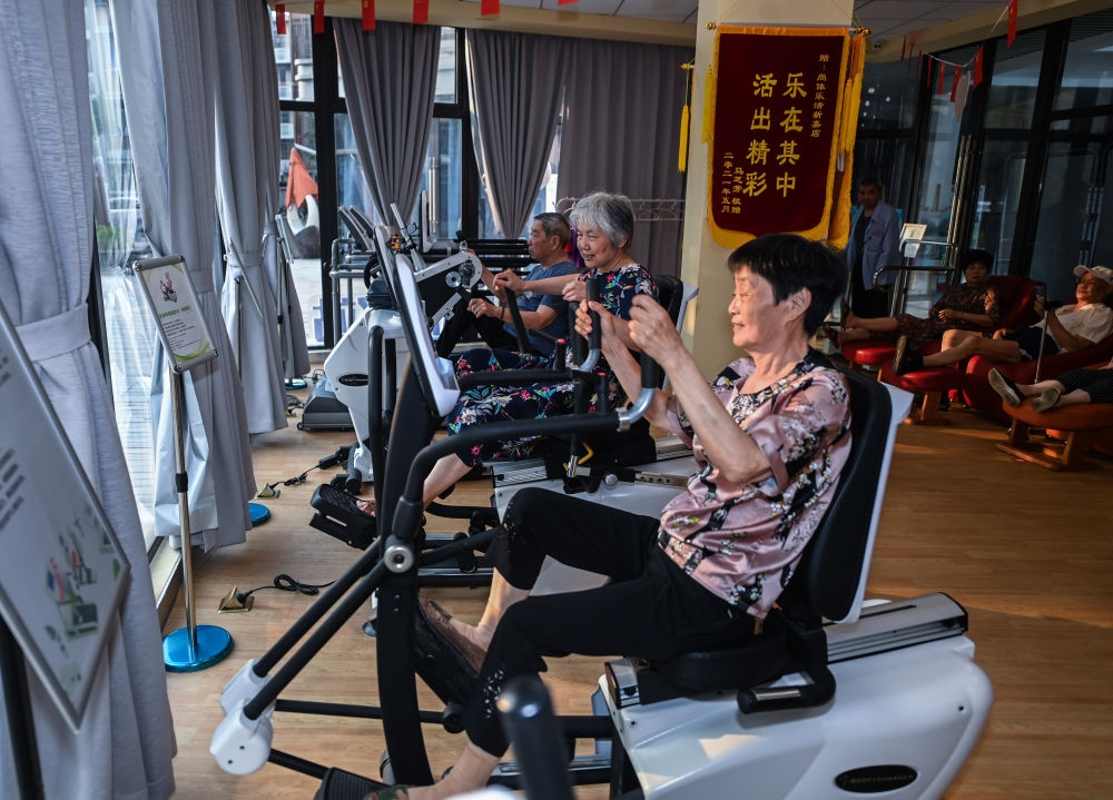 在浙江嘉興市南湖區(qū)新嘉街道電子社區(qū)鄰里中心的長者運動健康之家內(nèi)，老人們在進(jìn)行器械鍛煉（2023年6月14日攝）。新華社記者 徐昱 攝