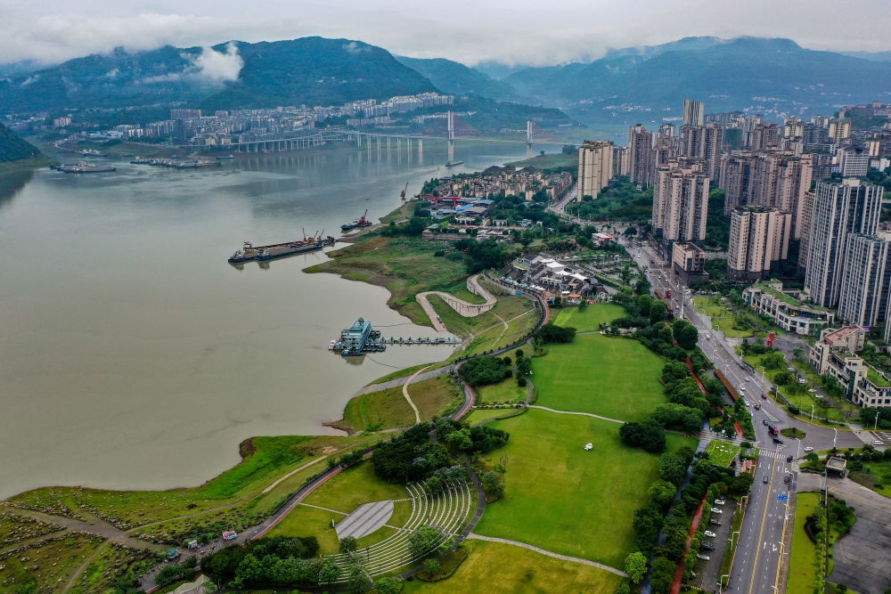 這是2023年6月7日拍攝的位于重慶市云陽縣的云陽城區(qū)環(huán)湖綠道（無人機(jī)照片）。當(dāng)?shù)貙⑸鷳B(tài)治理與生態(tài)修復(fù)結(jié)合起來，兼顧城市旅游和運動休閑等功能需要，打造環(huán)縣城兩江四岸33公里綠道。新華社記者 唐奕 攝