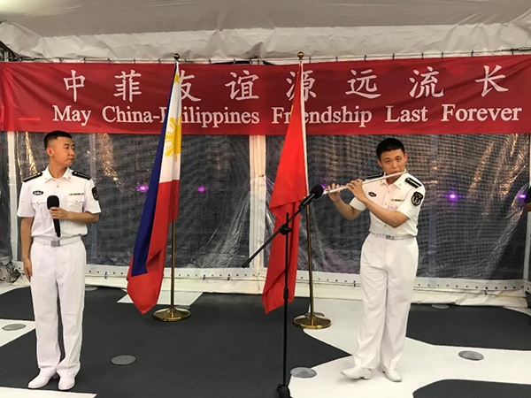 艦上官兵表演歌舞、民樂、武術等節(jié)目。中國駐菲律賓大使館供圖