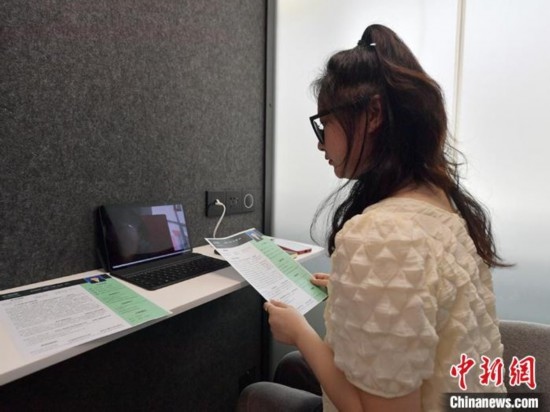 學(xué)生通過“云面試空間”進(jìn)行求職面試。劉棟 攝