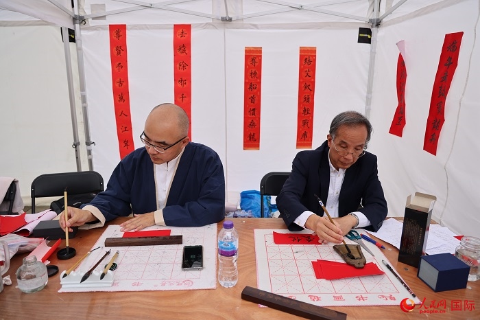 活動(dòng)現(xiàn)場的中國書法展示。人民網(wǎng)記者 邢雪攝