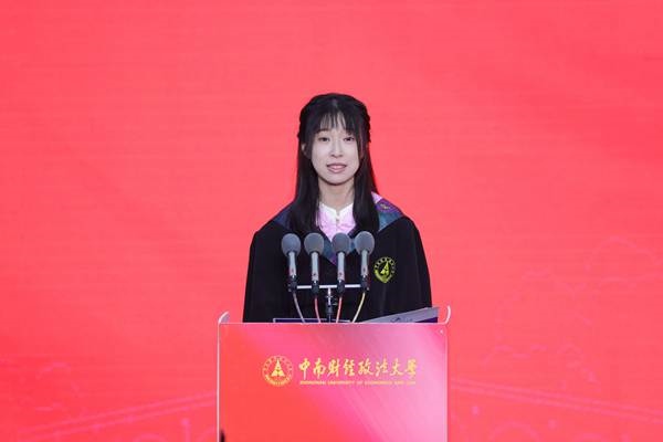 王若研在畢業(yè)典禮上發(fā)言。崔楨楨 攝