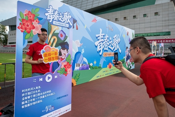 學(xué)生在市集打卡拍照。人民網(wǎng)記者 翁奇羽攝