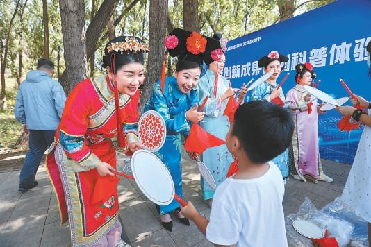 昨天上午，“奮進(jìn)新征程 建功新時(shí)代”2023年懷柔區(qū)第十八屆京韻滿鄉(xiāng)文化旅游節(jié)正式開(kāi)幕，豐富多彩的文化演出吸引大批游客來(lái)此體驗(yàn)別具特色的滿族文化。本報(bào)記者 甘南攝