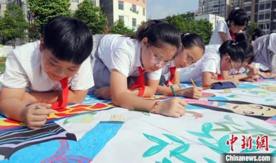 圖為學(xué)生們用手中畫(huà)筆在進(jìn)行創(chuàng)作。 興業(yè)縣融媒體中心供圖
