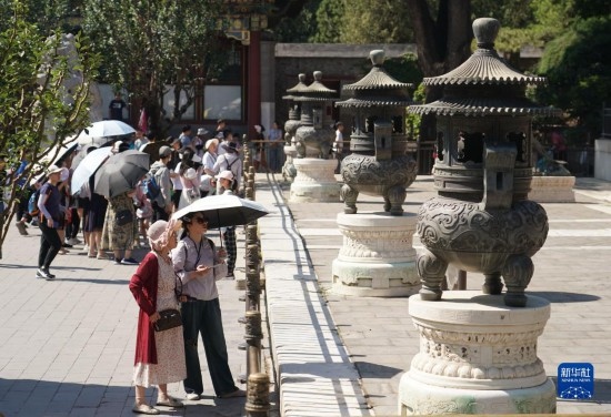 6月22日，游人在北京頤和園參觀游覽。新華社記者 任超 攝