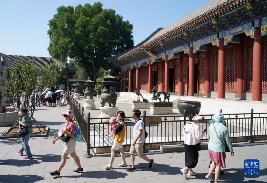 6月22日，游人在北京頤和園參觀游覽。新華社記者 任超 攝