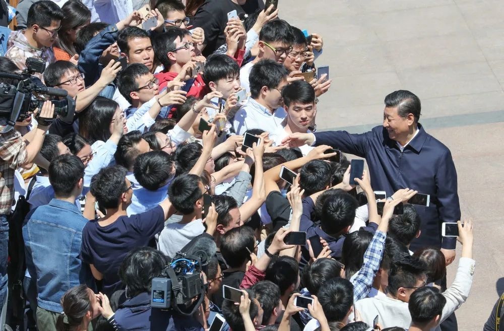 2018年5月2日，習(xí)近平來到北京大學(xué)考察。圖為習(xí)近平離開學(xué)校時同道路兩旁師生親切握手。 新華社記者 王曄 攝